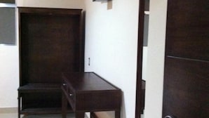A room with a bed, a TV mounted on the wall, and a door with a handle. - Granda Inn (Tuxtla Gutierrez)