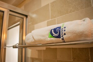 Familienzimmer | Badezimmer | Dusche, kostenlose Toilettenartikel, Handtücher