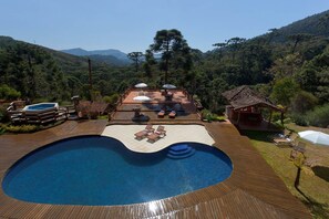Alberca al aire libre y camastros 
