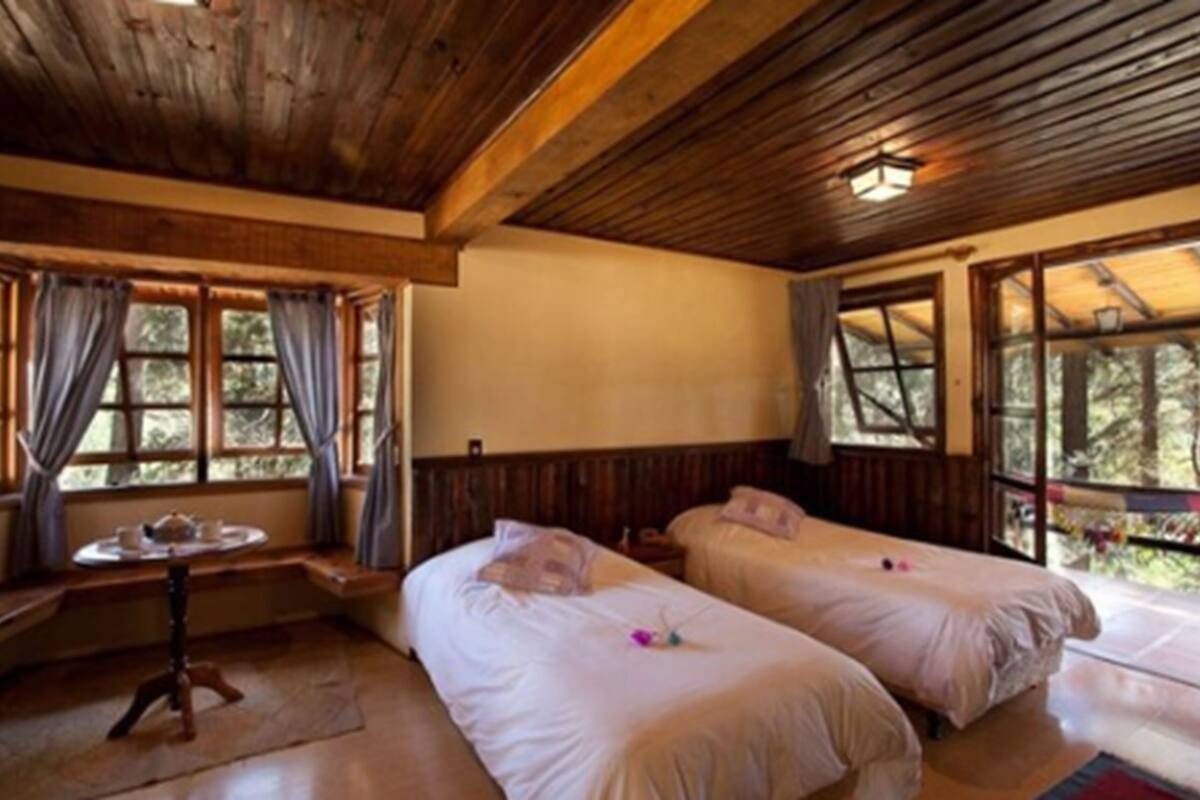 Minibar, cortinas blackout, sistema de insonorización y ropa de cama 