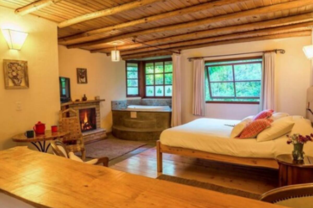 Minibar, cortinas blackout, sistema de insonorización y ropa de cama 