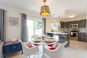 Apartamento Luxo, 2 quartos, Vista para a baía, De frente para o mar | Opções para refeição no quarto