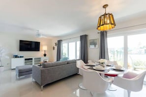 Apartamento Luxo, 2 quartos, Vista para a baía, De frente para o mar | Sala de estar | TV de tela plana