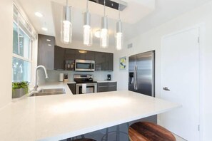 Apartamento Luxo, 2 quartos, Vista para a baía, De frente para o mar | Cozinha privada | Geladeira, micro-ondas, cafeteira/chaleira