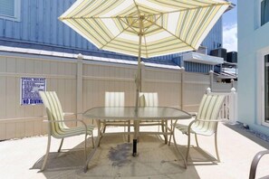 Outdoor dining - MCM Beach Rentals Clearwater Beach (Clearwater Beach)