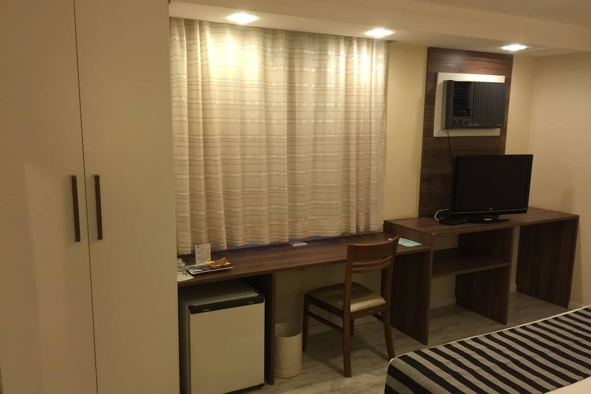 Superior tweepersoonskamer | Een minibar, een kluis op de kamer, een bureau, extra bedden