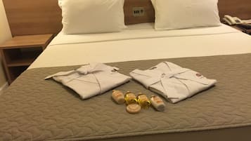 Quarto casal superior | Frigobar, cofres nos quartos, escrivaninha