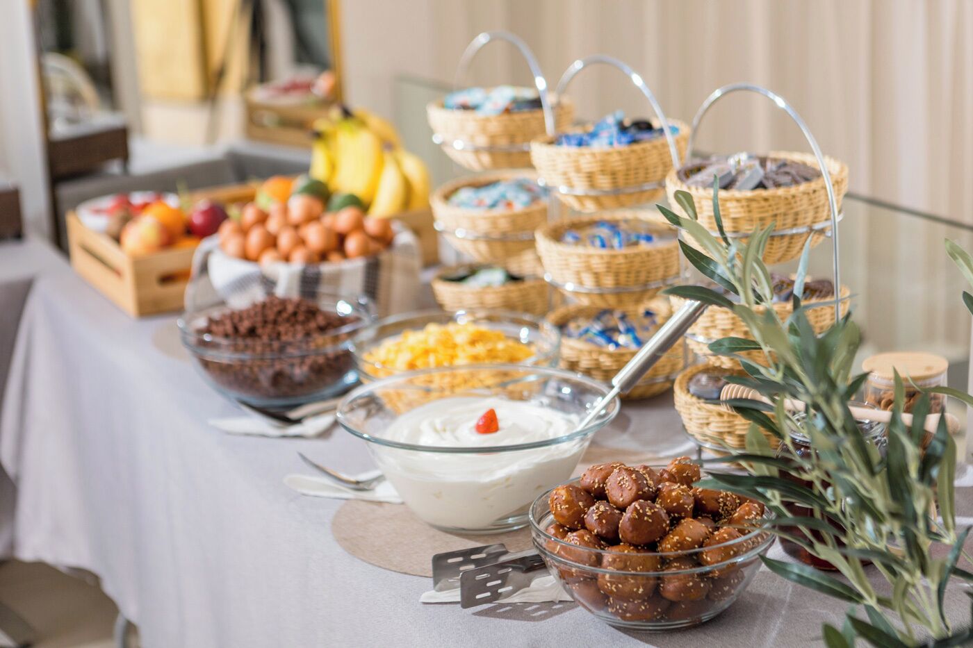 Una mesa de buffet con diversos alimentos y cestas.