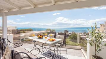 Deluxe Suite with Terrace and Sea View | Terraza o patio