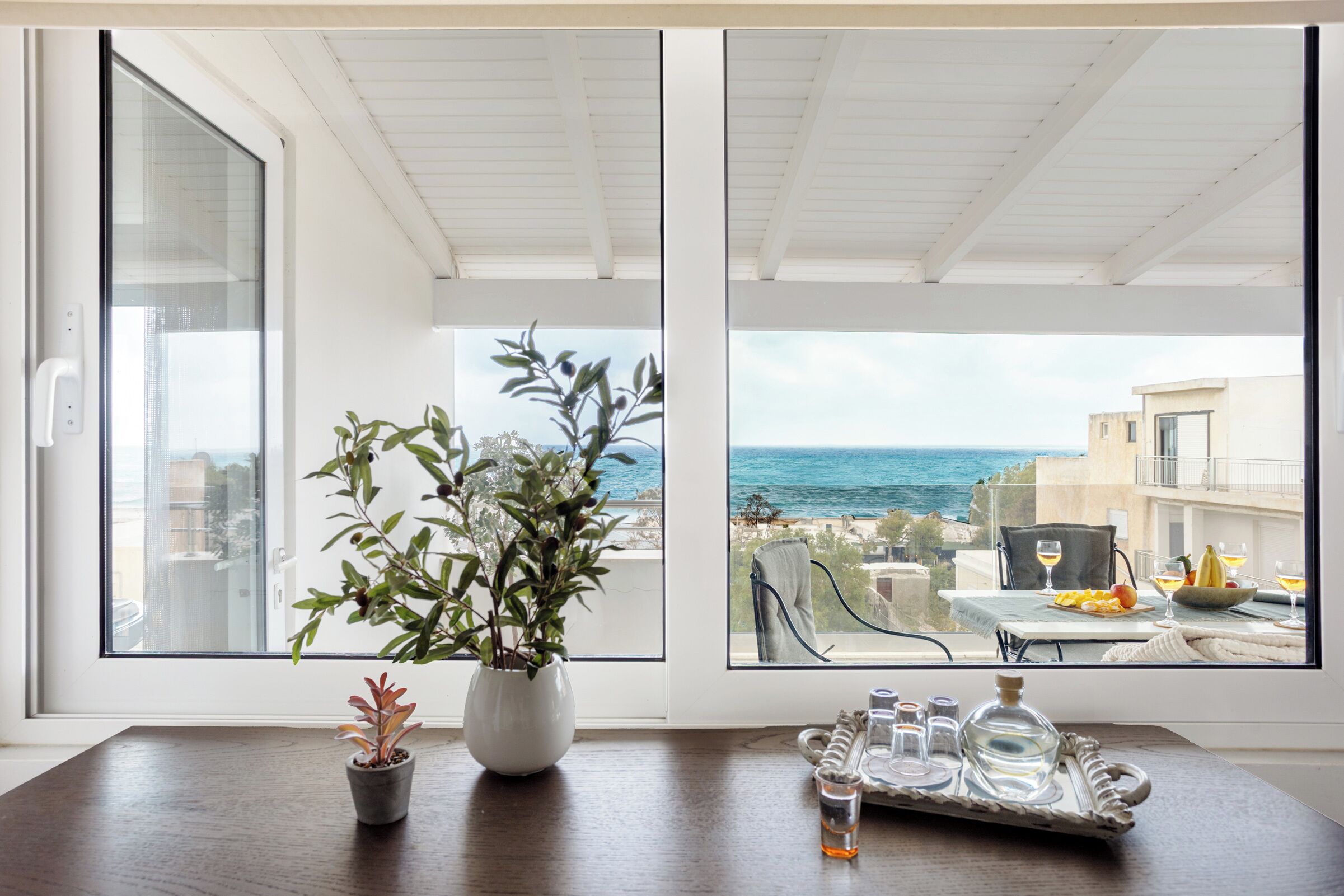 Deluxe Suite with Terrace and Sea View | Zona de estar | Una televisión LCD