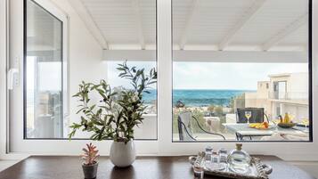 Deluxe Suite with Terrace and Sea View | Zona de estar | Una televisión LCD