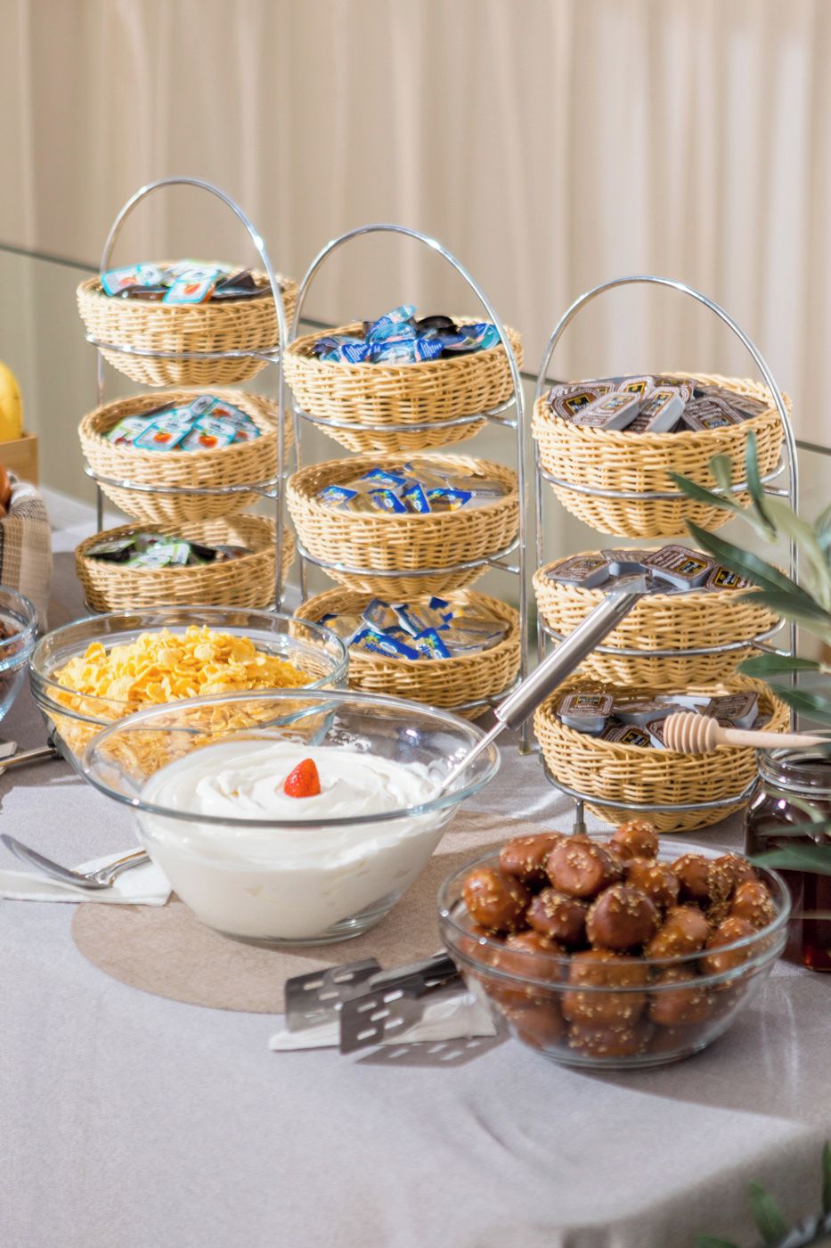 Una mesa de buffet con diversos alimentos y recipientes.