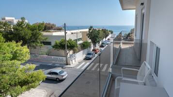 Studio Apartment with Balcony and Sea View | Safe på rommet, skrivebord, lydisolert og wi-fi (inkludert)