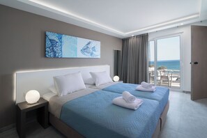Deluxe Suite with Terrace and Sea View | Sängtillbehör av högsta kvalitet och värdeförvaringsskåp på rummet