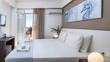 Departamento, 1 habitación, vista parcial al océano | Caja de seguridad en la habitación, escritorio y insonorización