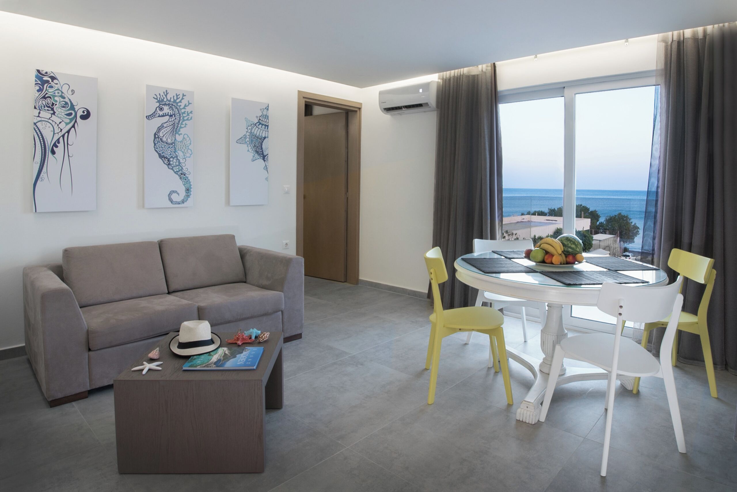 Deluxe Suite with Terrace and Sea View | Coin séjour | Télévision LCD