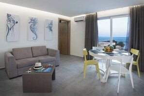 Deluxe Suite with Terrace and Sea View | Vardagsrum | LCD-tv