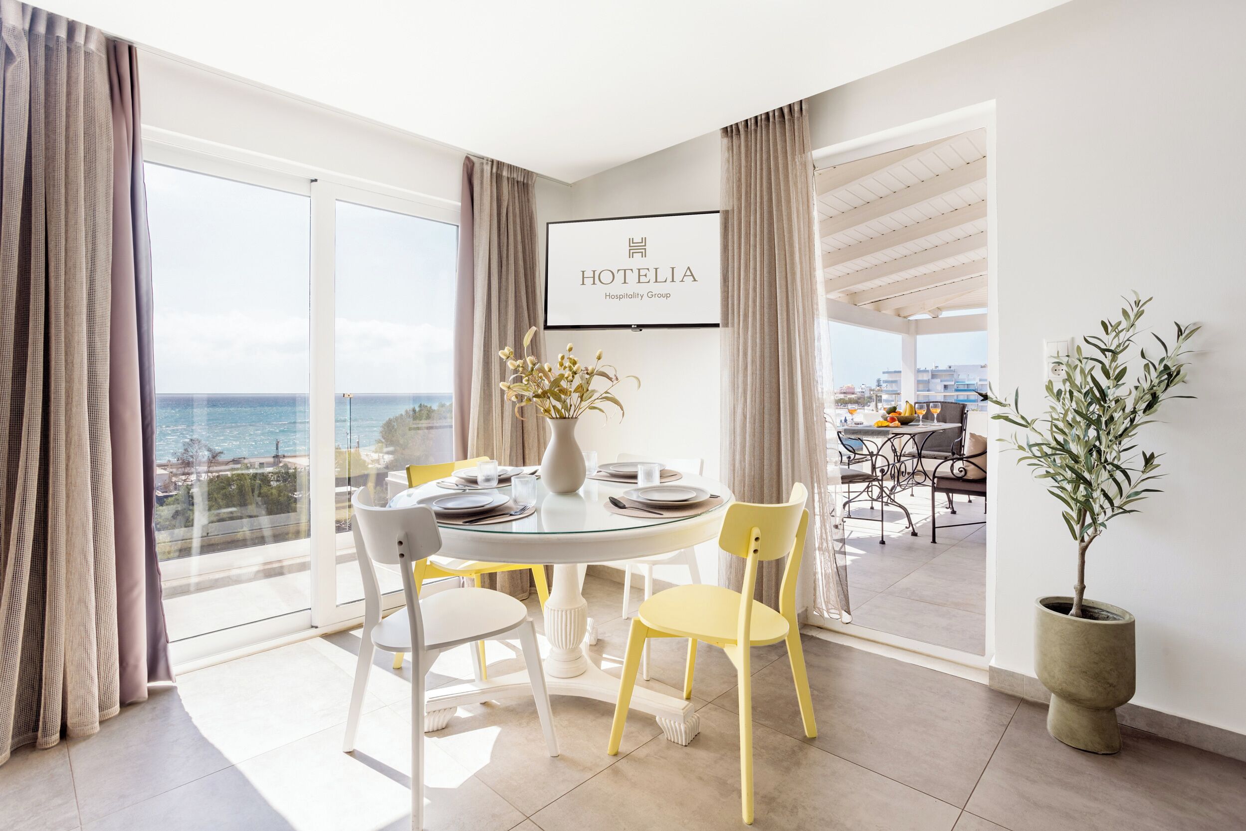 Deluxe Suite with Terrace and Sea View | Oppholdsområde | LCD-TV