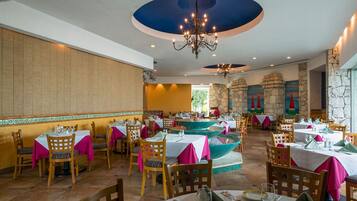 4 restaurantes; se sirven desayunos, comidas y cenas