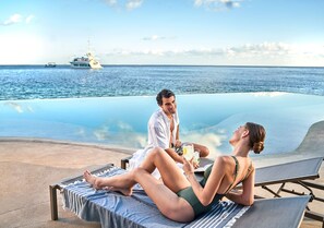 3 座室外游泳池，提供泳池遮陽傘和日光浴躺椅