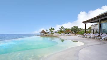 3 albercas al aire libre, sombrillas en la alberca y camastros