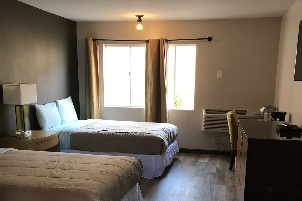 Zimmer, 2 Doppelbetten, Poolblick
