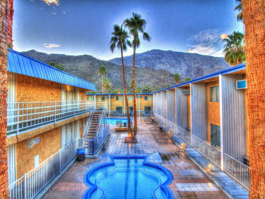 Piscina externa, guarda-sóis, espreguiçadeiras