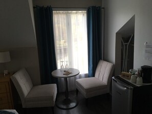 Superior Room, 1 King Bed | Living area