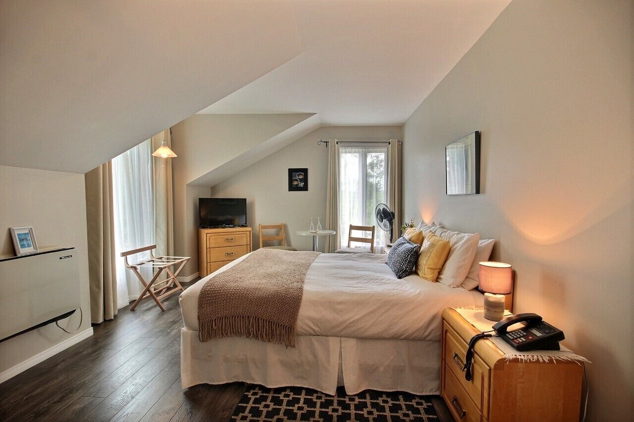 クラシック ルーム クイーンベッド 1 台 | デスク、ノートパソコン用作業スペース、遮光カーテン、防音設備