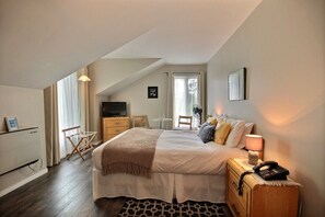 クラシック ルーム クイーンベッド 1 台 | デスク、ノートパソコン用作業スペース、遮光カーテン、防音設備