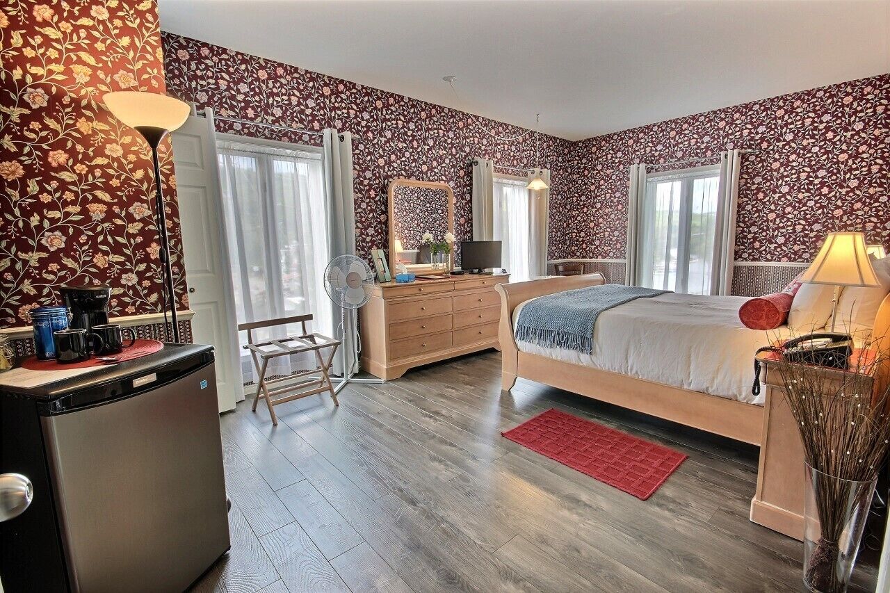 Classic Room, 1 King Bed | Desk, laptop workspace, blackout drapes, soundproofing