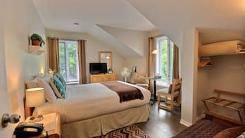Classic Room, 1 Queen Bed | Desk, laptop workspace, blackout drapes, soundproofing
