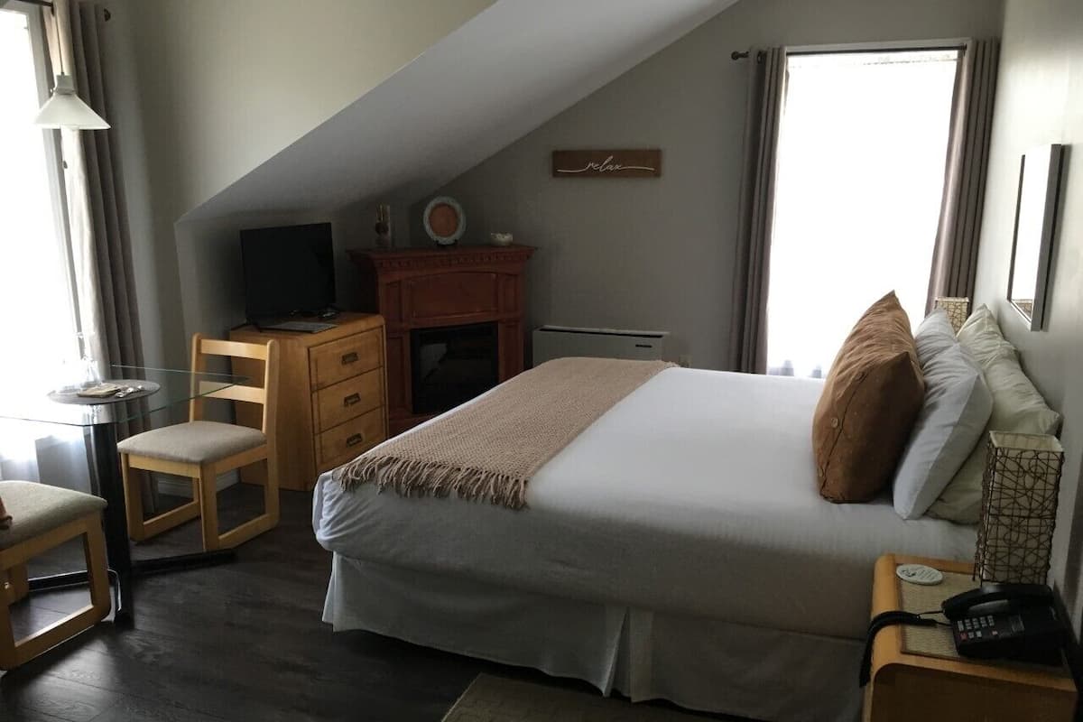 Escritorio, espacio para trabajar con laptop y cortinas blackout