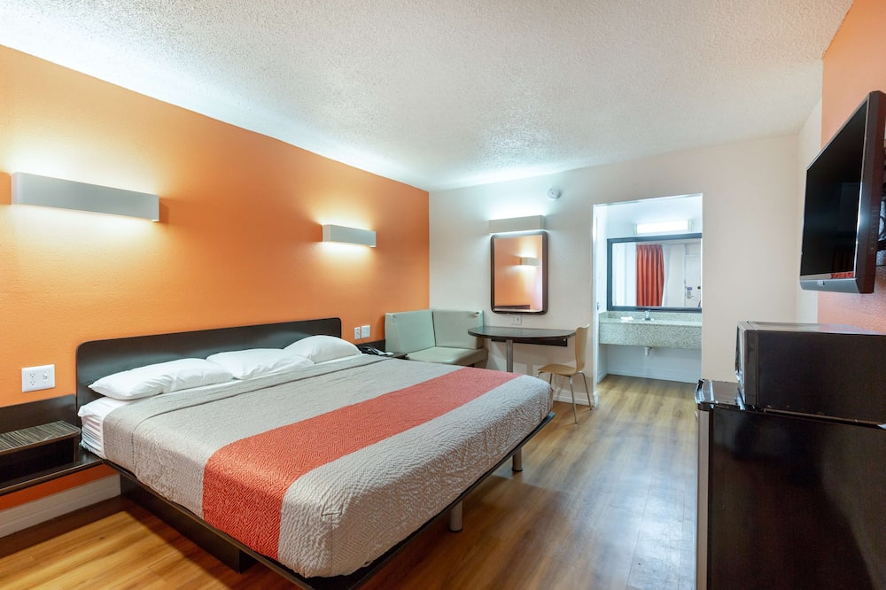 Motel 6 Houston, TX - East