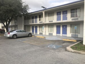 Free self-parking - Motel 6 Houston, TX - East (Houston)