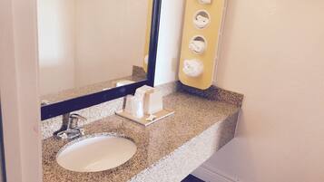 Kombinasi shower/bathtub, perlengkapan mandi gratis, dan handuk