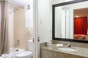 Ducha y bañera combinadas y artículos de higiene personal gratuitos