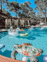 Una piscina al aire libre