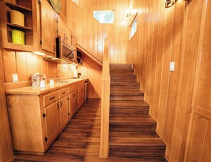 Cottage | Private kitchen | Microwave, coffee/tea maker, toaster, cookware/dishes/utensils