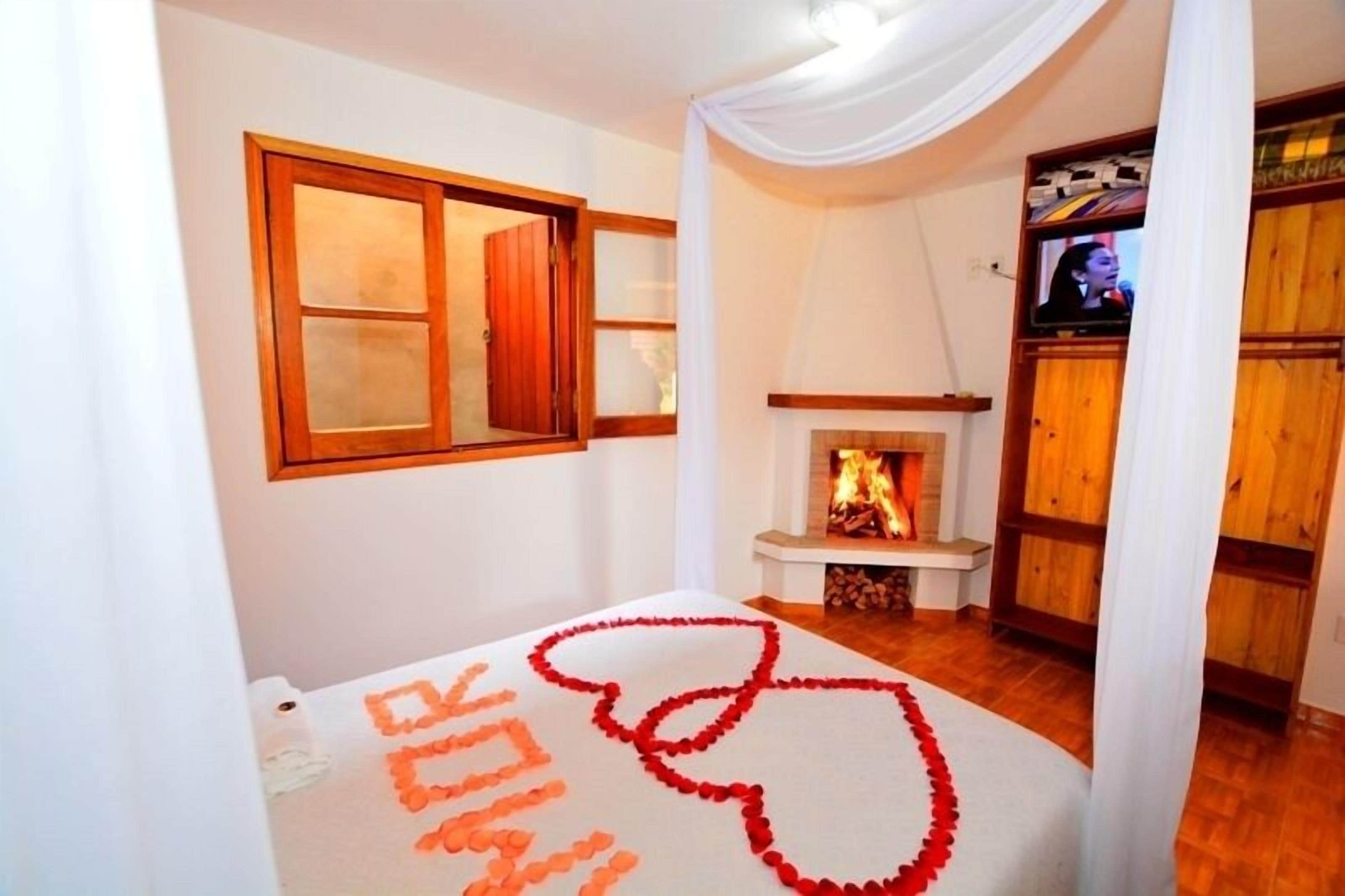 Suíte, banheira de hidromassagem (Terreo) | Frigobar, individualmente decorados, Wi-Fi de cortesia, roupa de cama