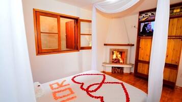 Suíte, banheira de hidromassagem (Terreo) | Frigobar, individualmente decorados, Wi-Fi de cortesia, roupa de cama