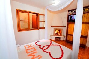 Suite, Jetted Tub (Terreo) | Minibar, individually decorated, free WiFi, bed sheets - Pousada Cantinho Colibri (Camanducaia)