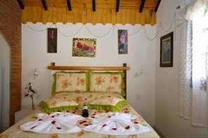 Minibar, individually decorated, free WiFi, bed sheets - Pousada Cantinho Colibri (Camanducaia)