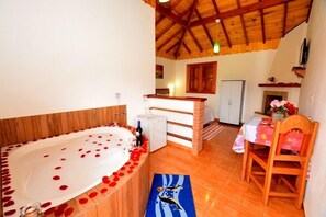 Minibar, decoración personalizada, wifi gratis y ropa de cama