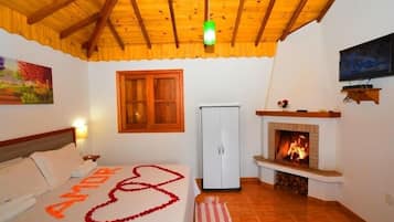 Chalé, banheira de hidromassagem | Frigobar, individualmente decorados, Wi-Fi de cortesia, roupa de cama