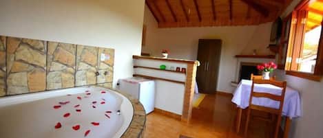 Minibar, individually decorated, free WiFi, bed sheets