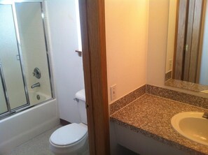 Shower, towels - Crown Inn (Seattle)