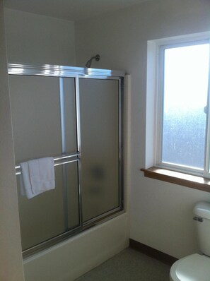 Shower, towels - Crown Inn (Seattle)