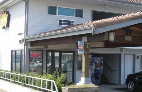 Exterior - Crown Inn (Seattle)