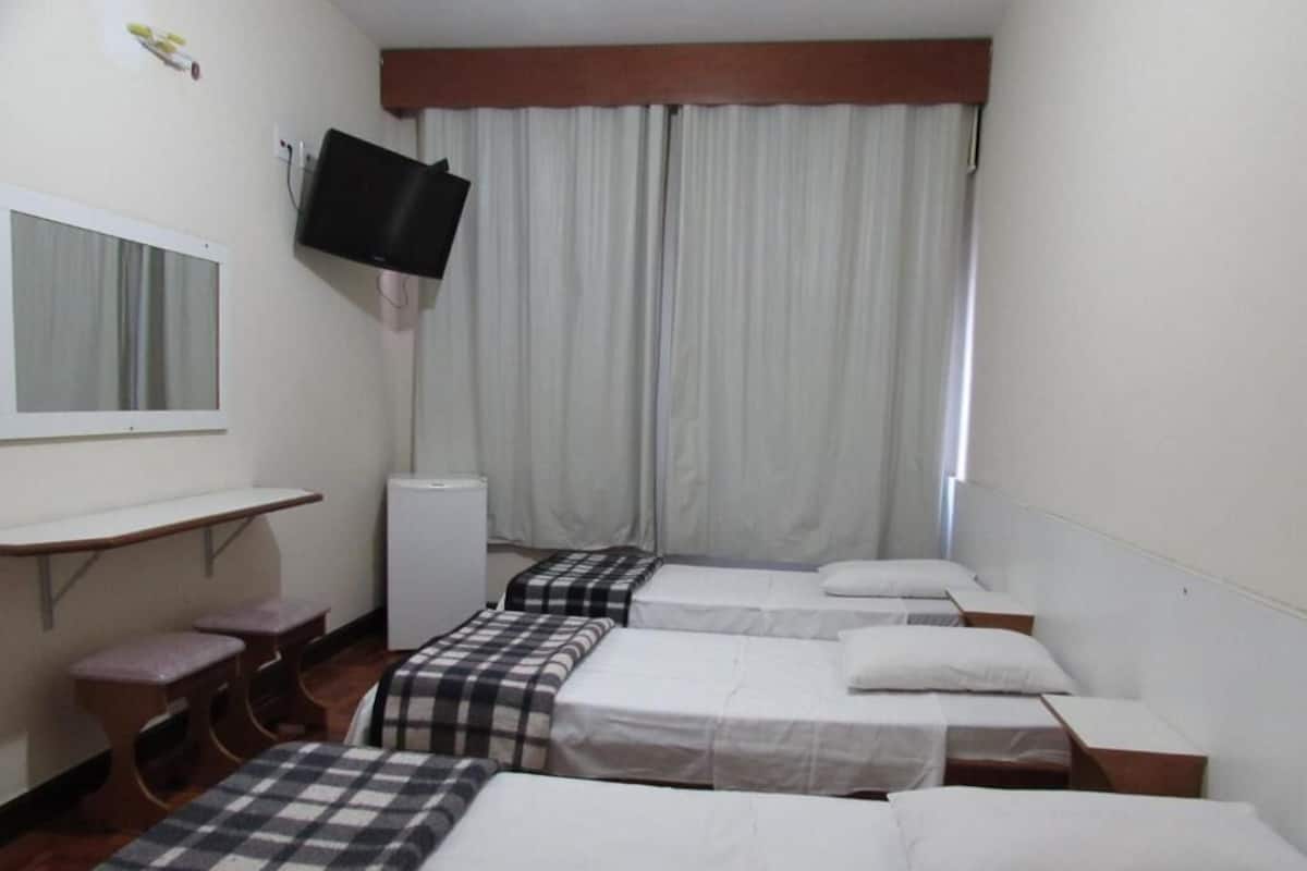 Espacio para trabajar con laptop y cortinas blackout